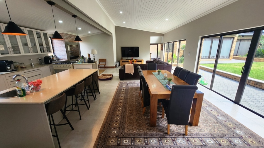 5 Bedroom Property for Sale in Eldoraigne Gauteng