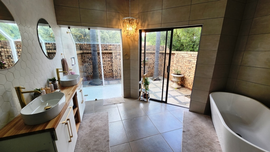 5 Bedroom Property for Sale in Eldoraigne Gauteng