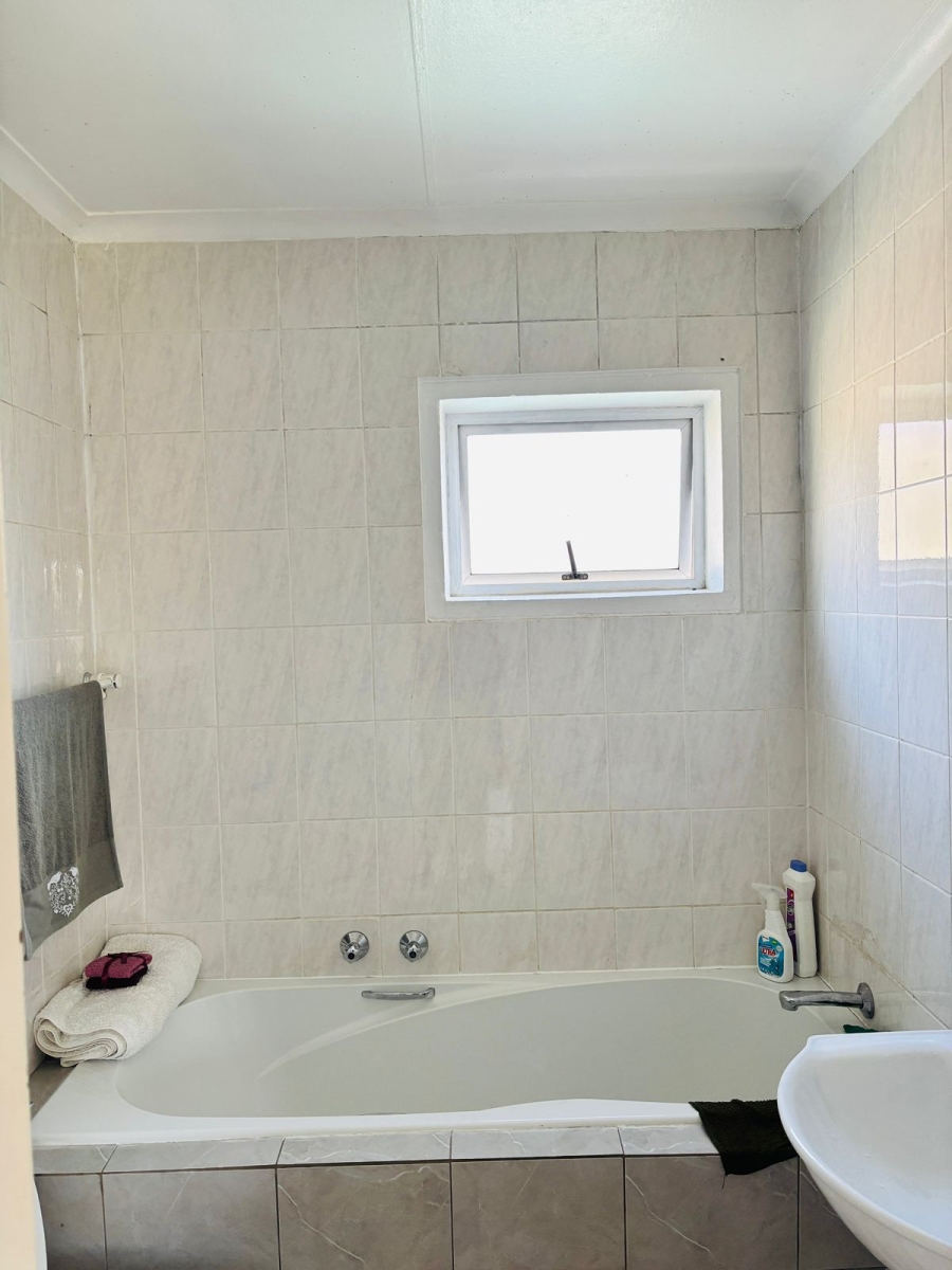 To Let 2 Bedroom Property for Rent in Bromhof Gauteng