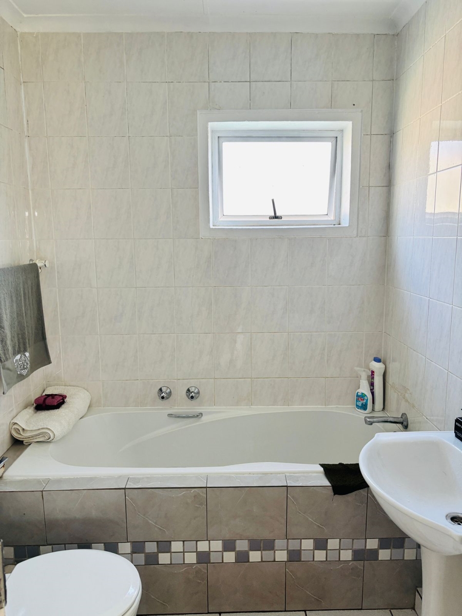 To Let 2 Bedroom Property for Rent in Bromhof Gauteng