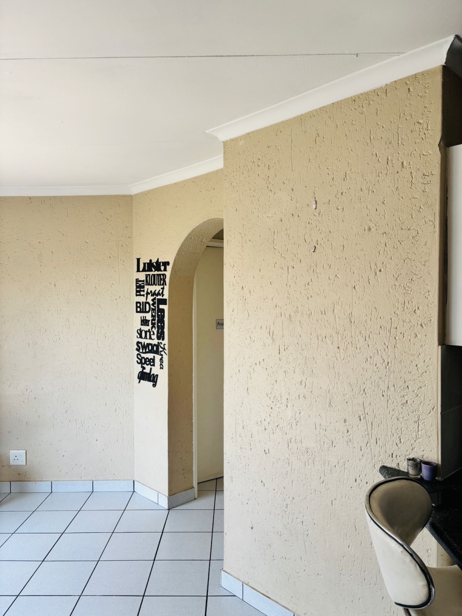 To Let 2 Bedroom Property for Rent in Bromhof Gauteng