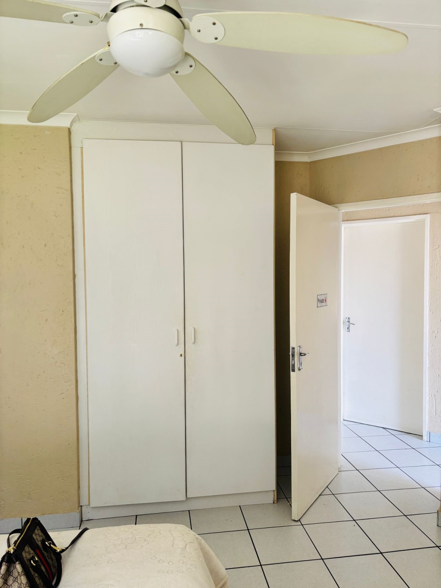 To Let 2 Bedroom Property for Rent in Bromhof Gauteng