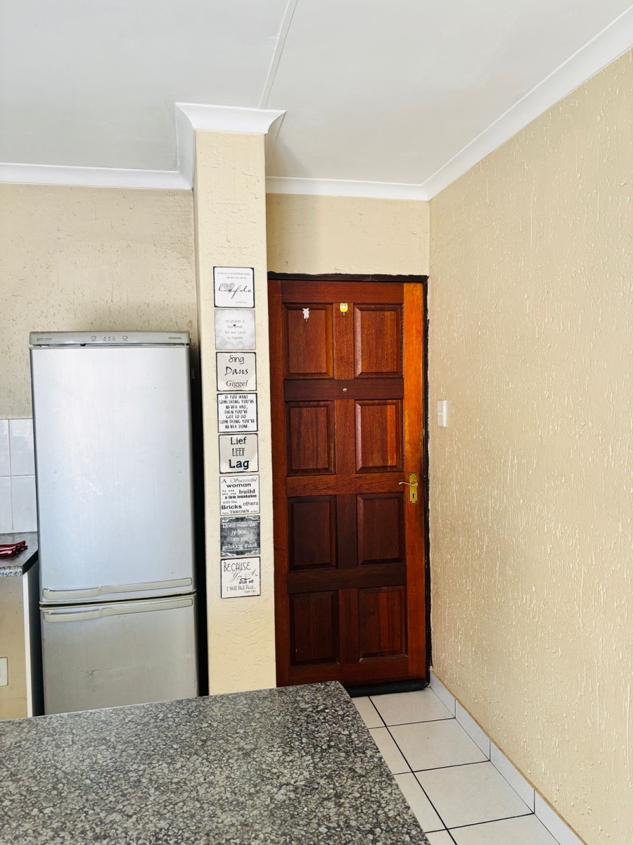 To Let 2 Bedroom Property for Rent in Bromhof Gauteng