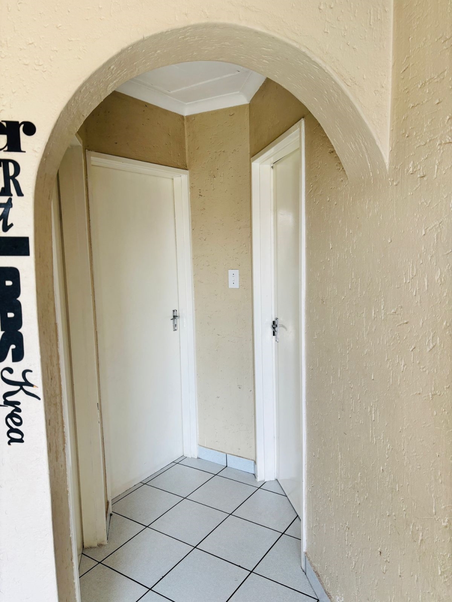 To Let 2 Bedroom Property for Rent in Bromhof Gauteng
