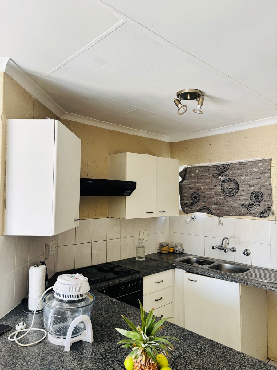 To Let 2 Bedroom Property for Rent in Bromhof Gauteng