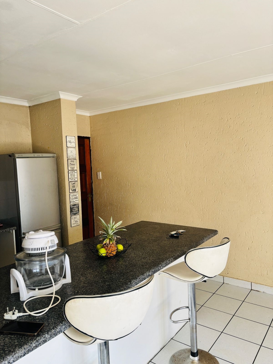 To Let 2 Bedroom Property for Rent in Bromhof Gauteng