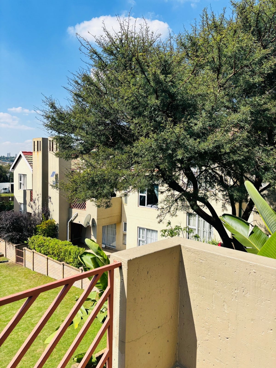 To Let 2 Bedroom Property for Rent in Bromhof Gauteng