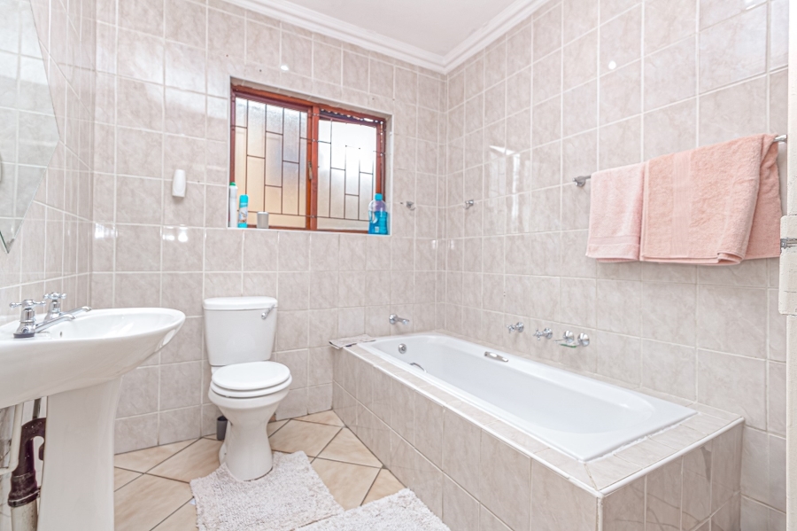 4 Bedroom Property for Sale in Pinehaven Gauteng