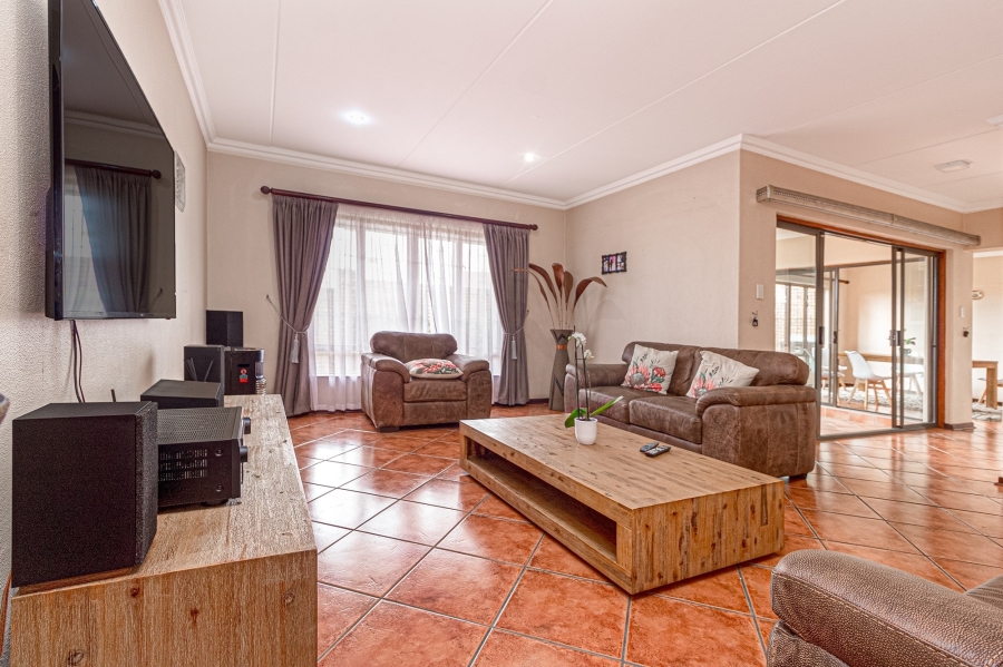 4 Bedroom Property for Sale in Pinehaven Gauteng