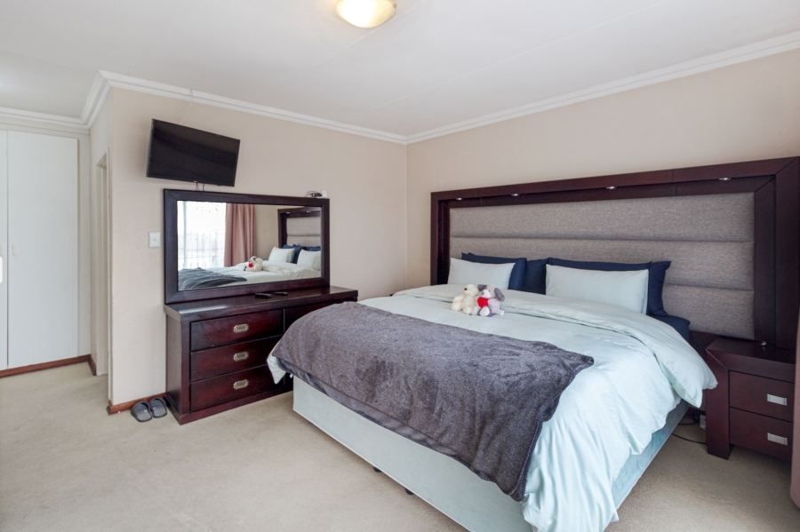 4 Bedroom Property for Sale in Pinehaven Gauteng