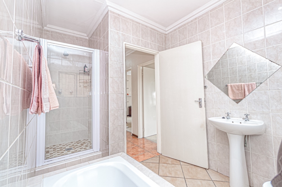4 Bedroom Property for Sale in Pinehaven Gauteng