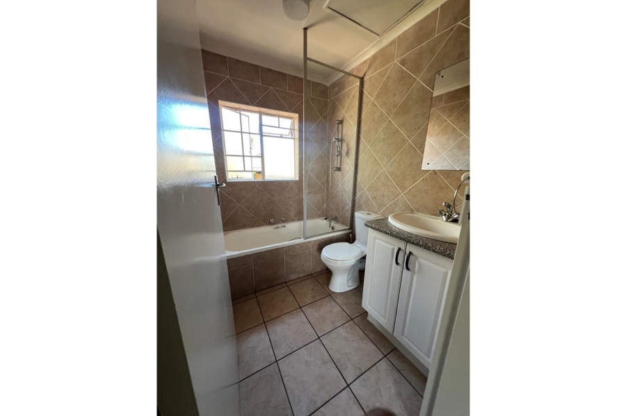 To Let 2 Bedroom Property for Rent in Noordwyk Gauteng