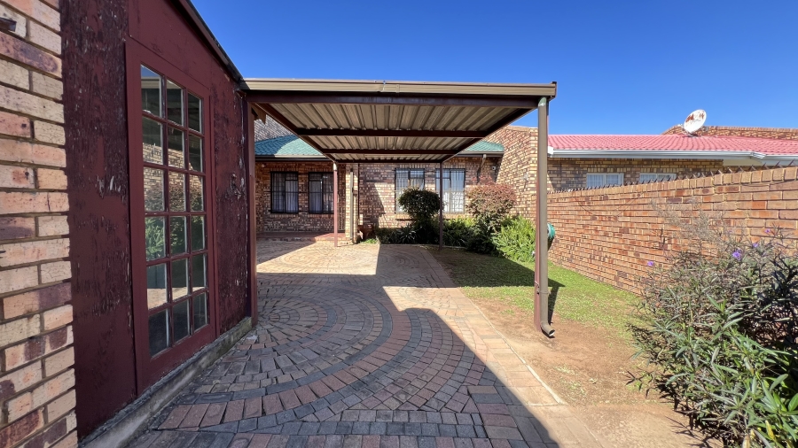 2 Bedroom Property for Sale in Greenhills Gauteng