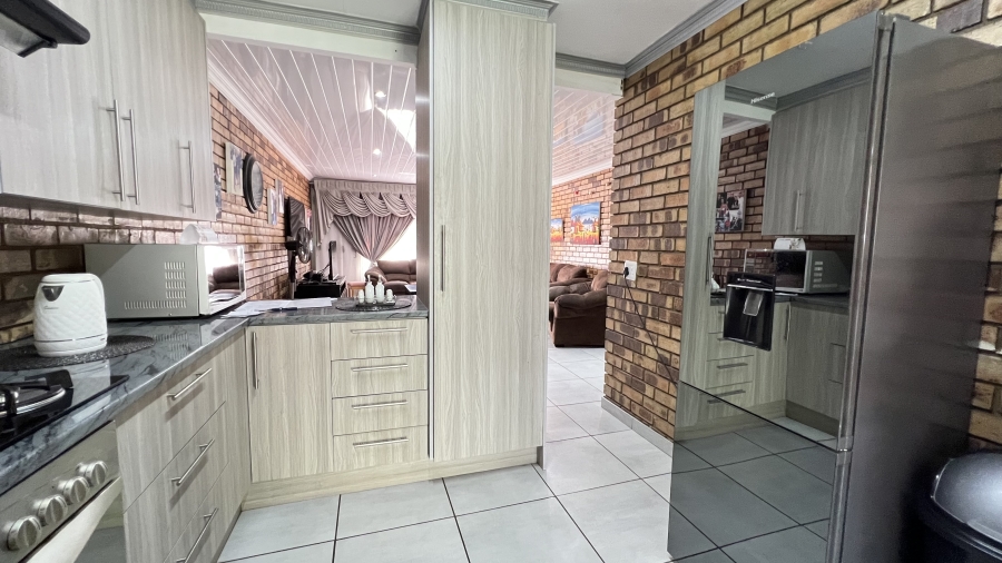 2 Bedroom Property for Sale in Greenhills Gauteng