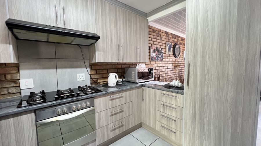 2 Bedroom Property for Sale in Greenhills Gauteng
