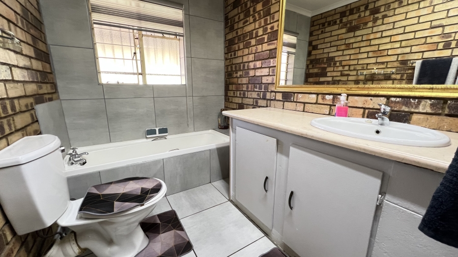 2 Bedroom Property for Sale in Greenhills Gauteng