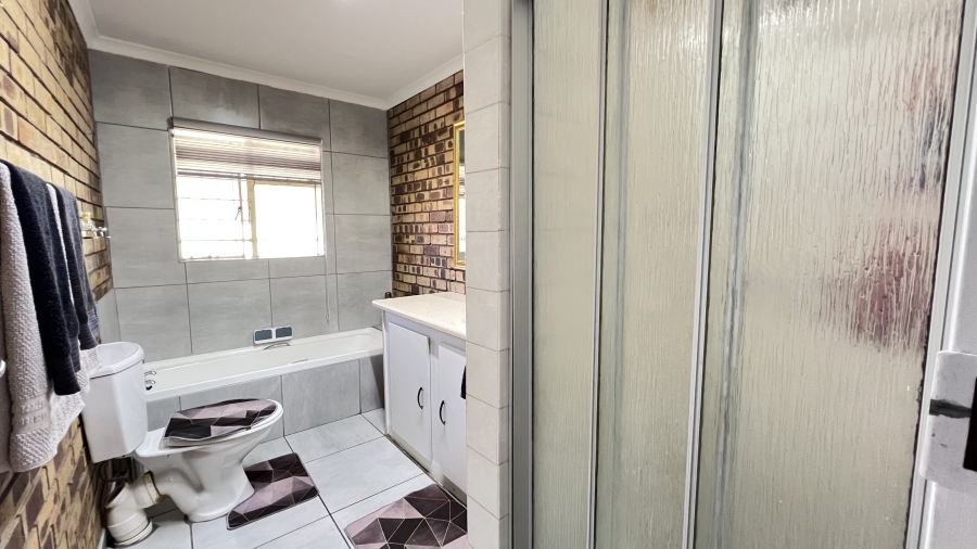 2 Bedroom Property for Sale in Greenhills Gauteng