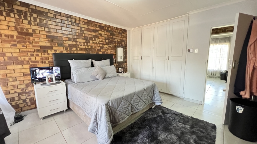 2 Bedroom Property for Sale in Greenhills Gauteng