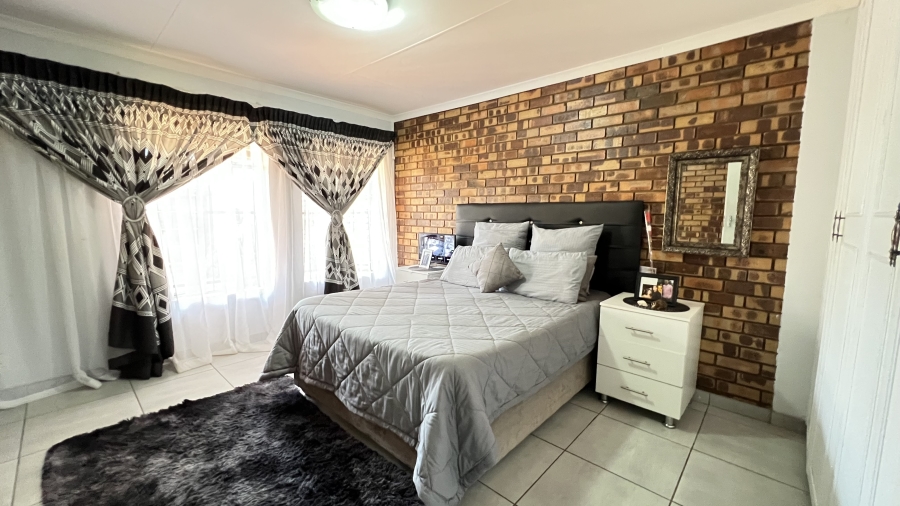 2 Bedroom Property for Sale in Greenhills Gauteng