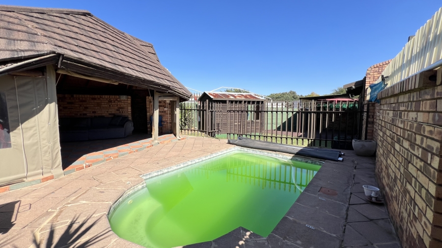 2 Bedroom Property for Sale in Greenhills Gauteng