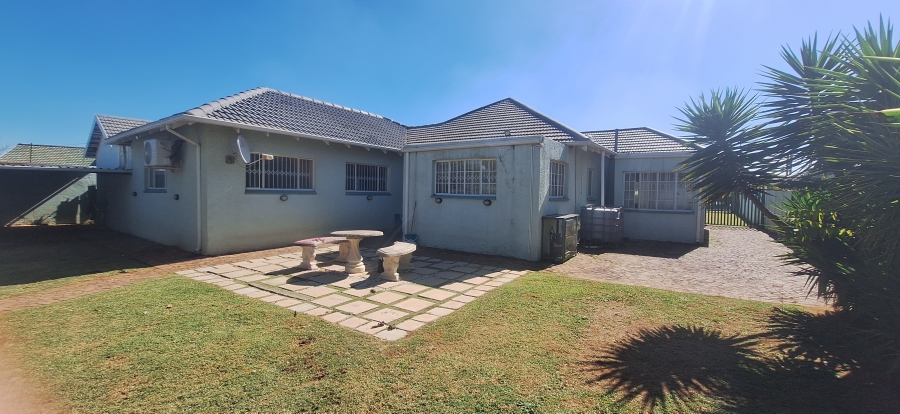 4 Bedroom Property for Sale in Witpoortjie Gauteng