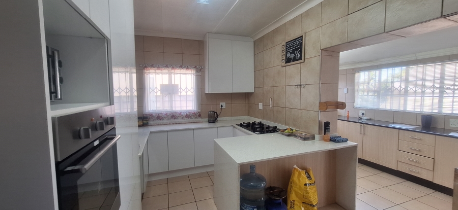4 Bedroom Property for Sale in Witpoortjie Gauteng