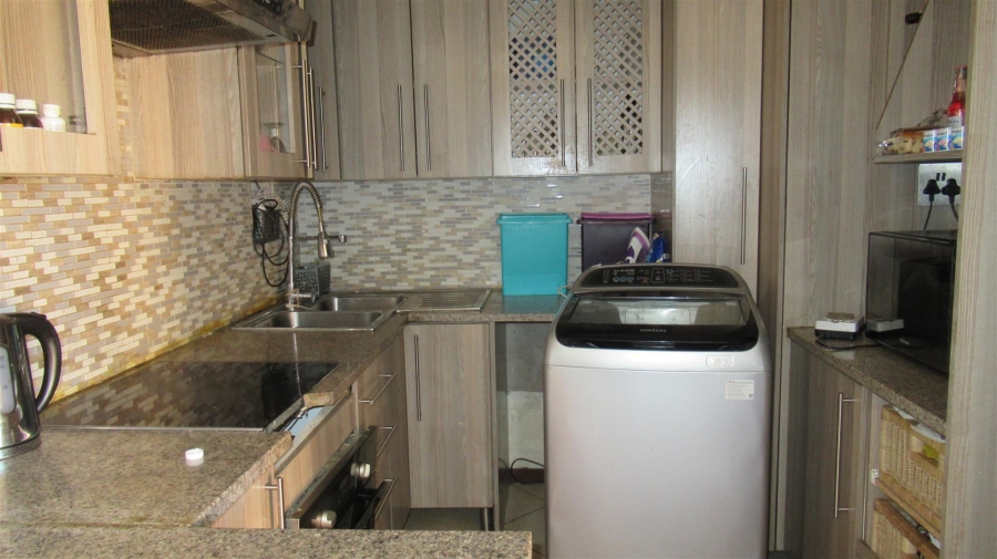 2 Bedroom Property for Sale in Erand Gardens Gauteng