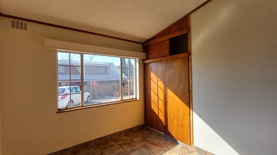 To Let 1 Bedroom Property for Rent in Mondeor Gauteng