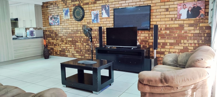 2 Bedroom Property for Sale in Greenhills Gauteng