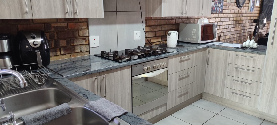 2 Bedroom Property for Sale in Greenhills Gauteng