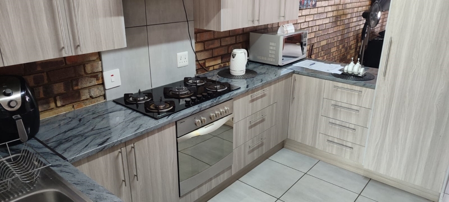 2 Bedroom Property for Sale in Greenhills Gauteng