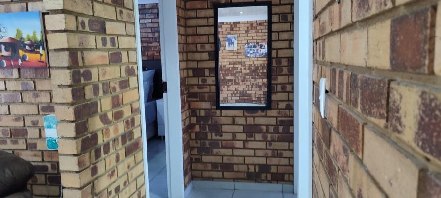2 Bedroom Property for Sale in Greenhills Gauteng