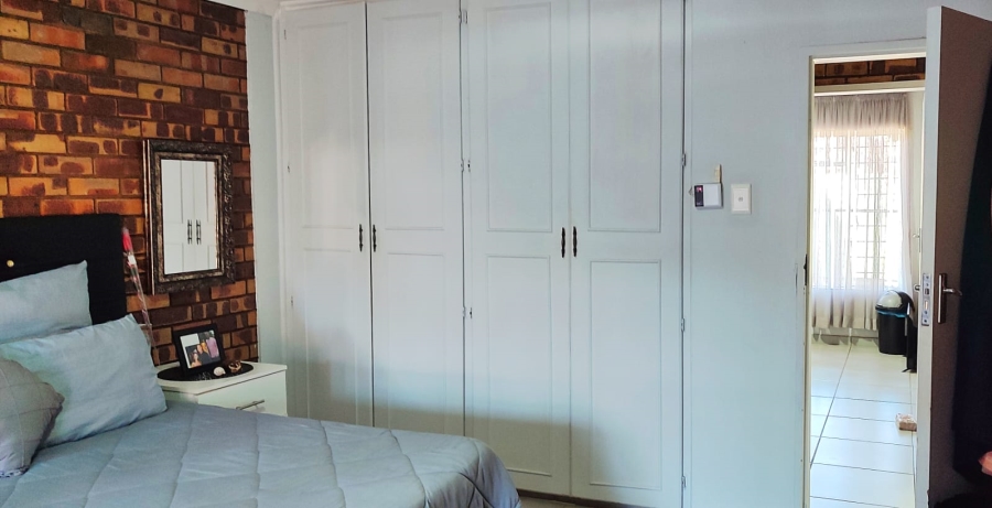 2 Bedroom Property for Sale in Greenhills Gauteng