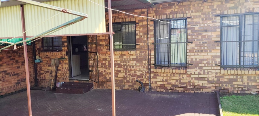 2 Bedroom Property for Sale in Greenhills Gauteng