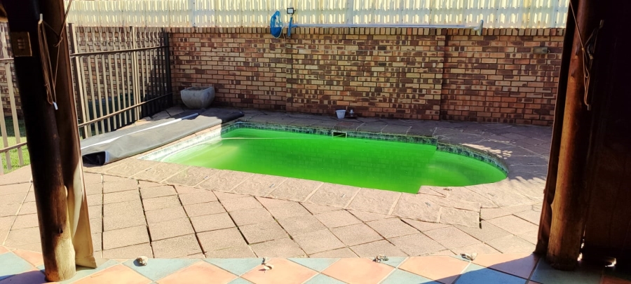 2 Bedroom Property for Sale in Greenhills Gauteng
