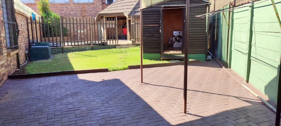 2 Bedroom Property for Sale in Greenhills Gauteng