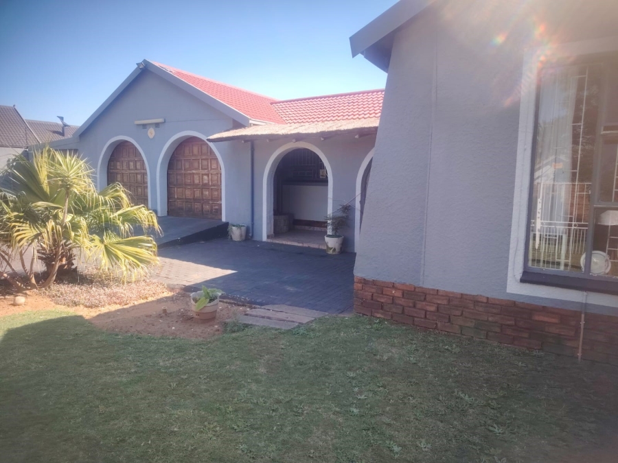 3 Bedroom Property for Sale in Helikonpark Gauteng