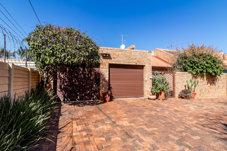 To Let 3 Bedroom Property for Rent in Waverley Gauteng