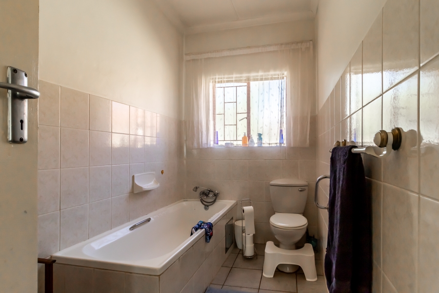 To Let 3 Bedroom Property for Rent in Waverley Gauteng