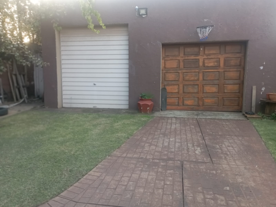 To Let 3 Bedroom Property for Rent in Lambton Gauteng