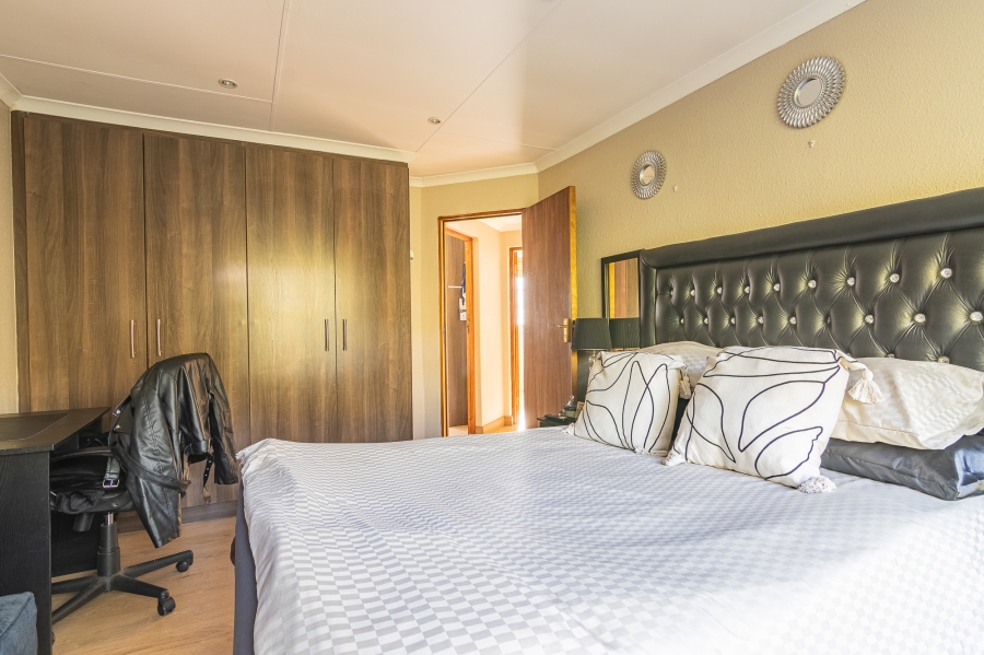 2 Bedroom Property for Sale in Helderkruin Gauteng