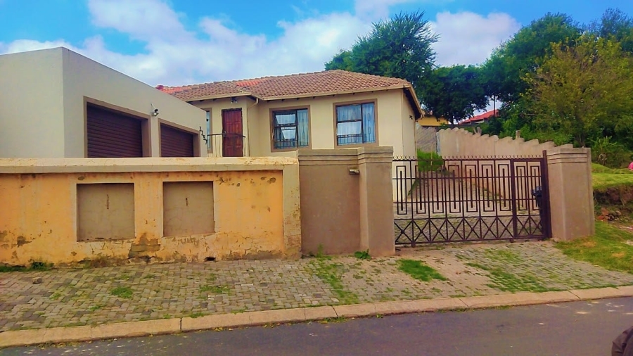 4 Bedroom Property for Sale in Clayville Gauteng