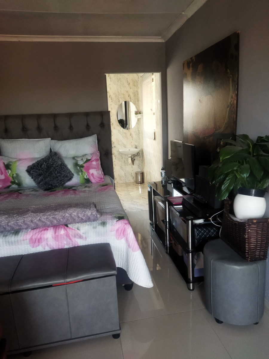 4 Bedroom Property for Sale in Clayville Gauteng