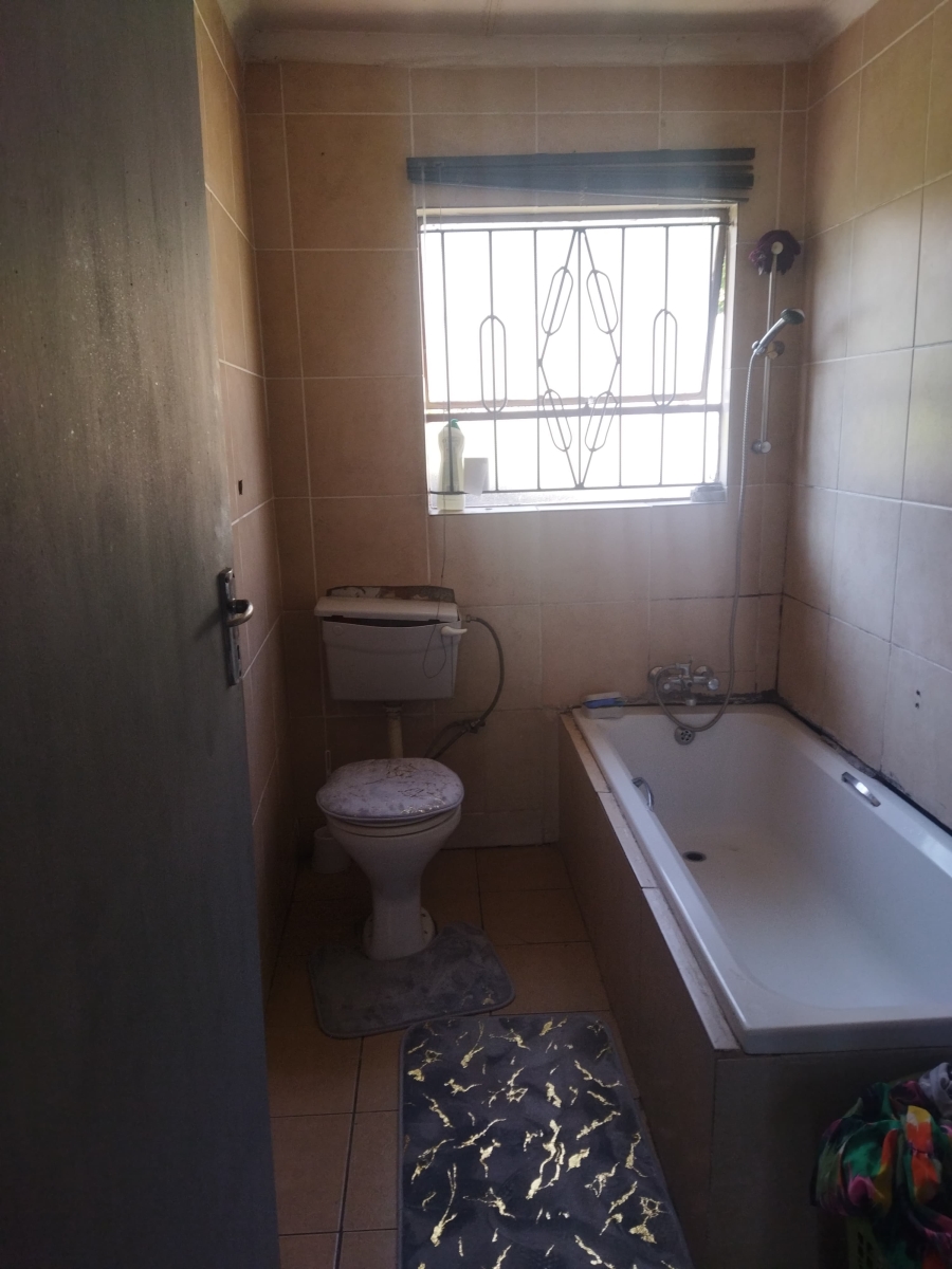 4 Bedroom Property for Sale in Clayville Gauteng