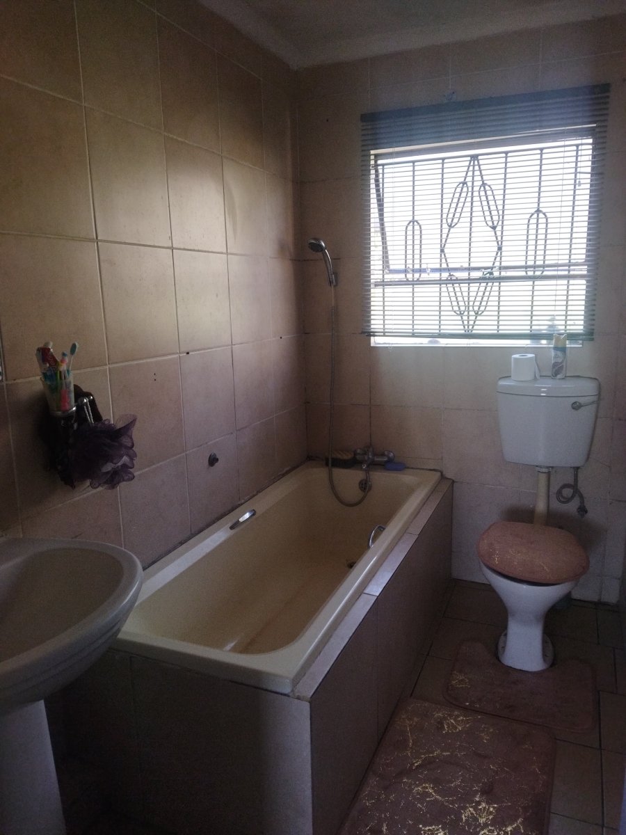 4 Bedroom Property for Sale in Clayville Gauteng