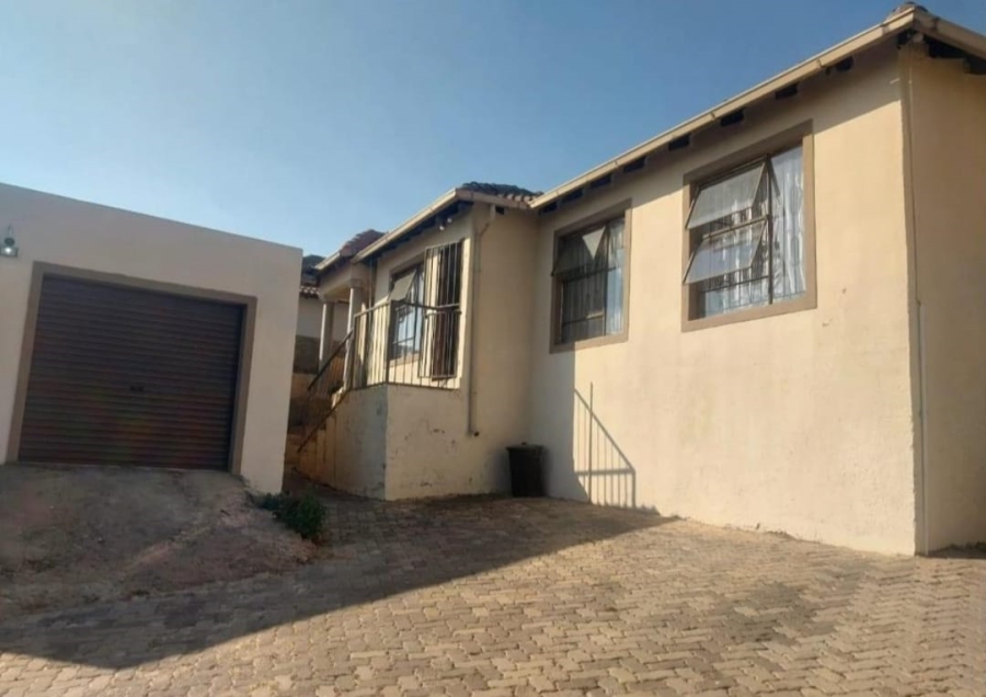 4 Bedroom Property for Sale in Clayville Gauteng