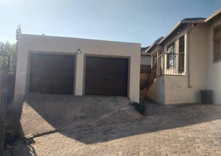 4 Bedroom Property for Sale in Clayville Gauteng