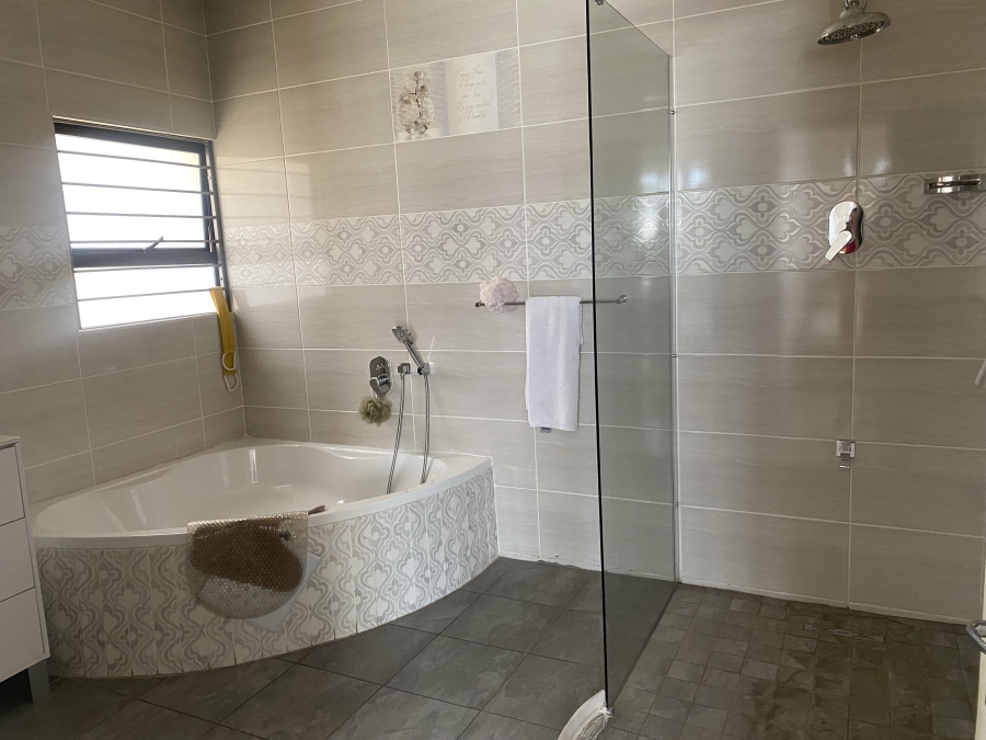 5 Bedroom Property for Sale in Robertsham Gauteng