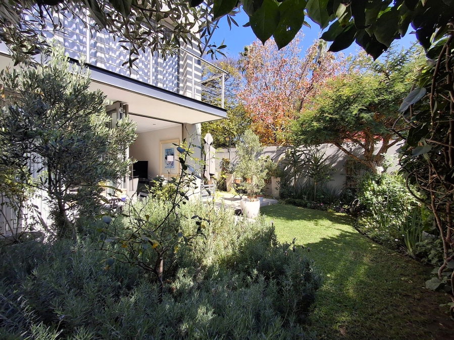 1 Bedroom Property for Sale in Hurlingham Gauteng