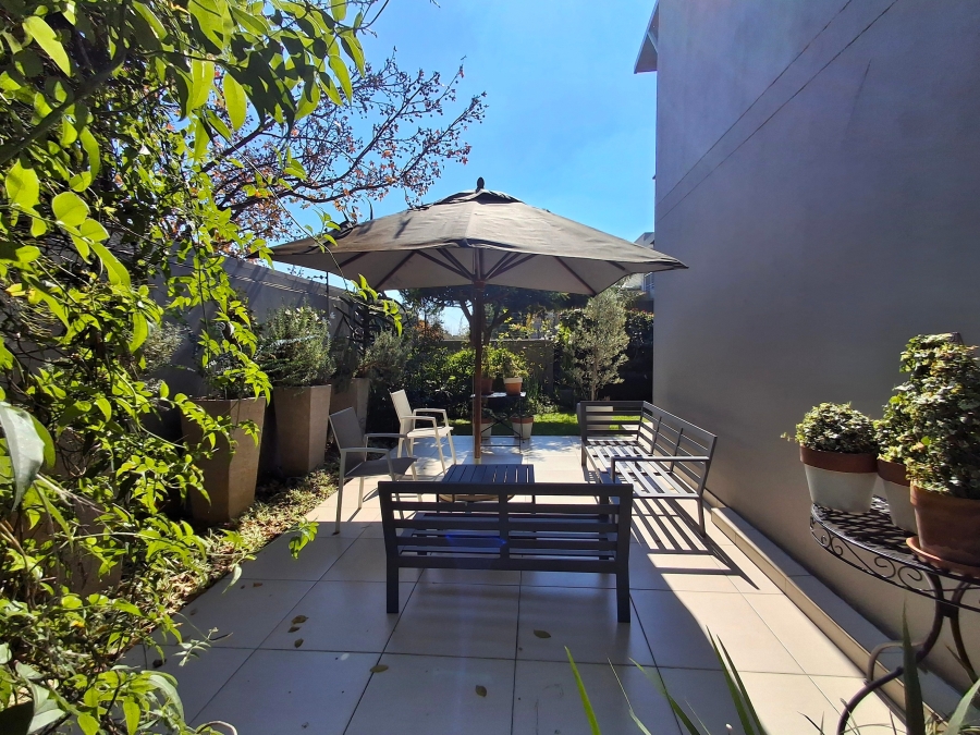 1 Bedroom Property for Sale in Hurlingham Gauteng